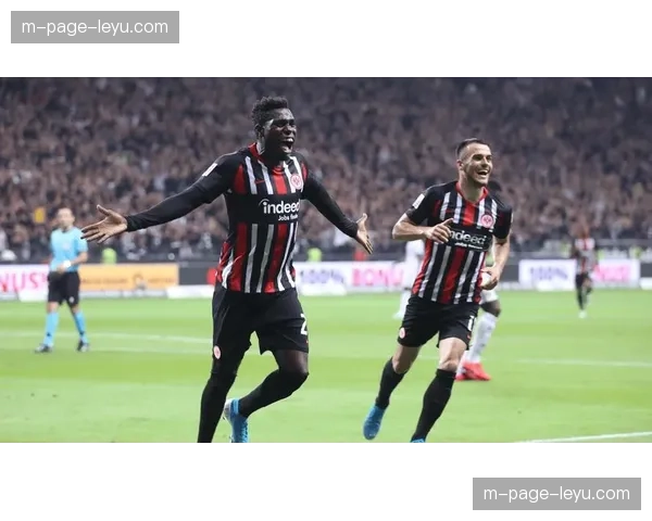 特温特利用费耶诺德防线前压，通过长传打身后寻找反击机会