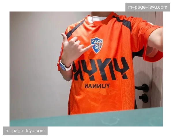 谢文能83分钟飞铲门将染红 云南玉昆多打一人锁定胜局 谢文能83分钟飞铲门将染红 云南玉昆多打一人锁定胜局